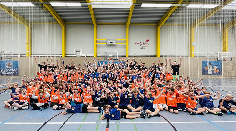 Große Schulgemeinschaft bei einer gemeinsamen Sportveranstaltung