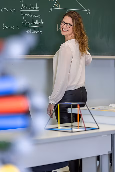 Lehrkraft vor einer Klasse im Unterricht
