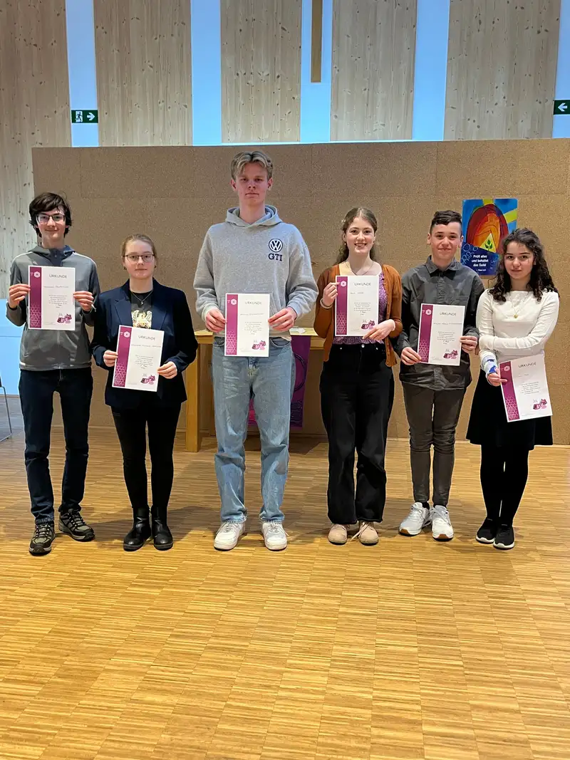 Ausgezeichnete Schülerinnen und Schüler mit ihren Urkunden